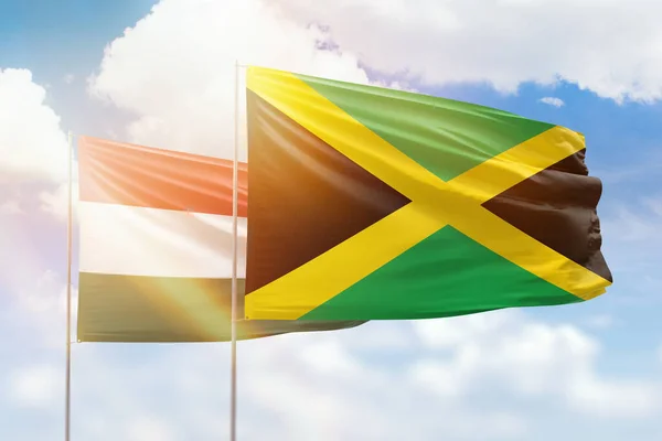 Солнечно Голубое Небо Флаги Ямайки Венгрии — стоковое фото