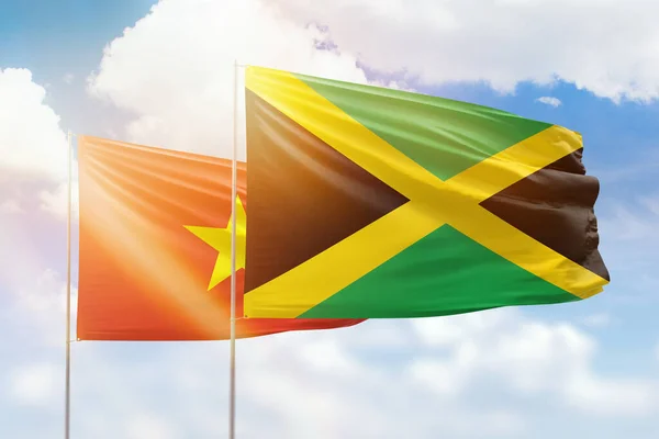 Солнечное Голубое Небо Флаги Ямайки Вьетнама — стоковое фото