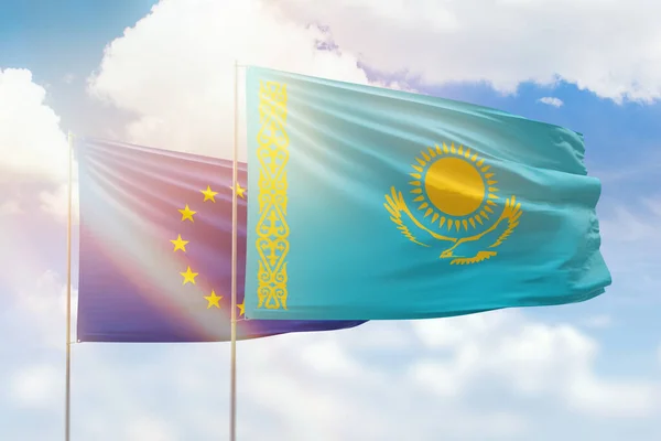 Γαλάζιος Ουρανός Και Σημαίες Του Καζαχστάν Και Της Ευρωπαϊκής Ένωσης — Φωτογραφία Αρχείου