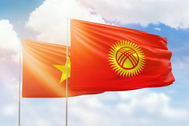 Güneşli mavi gökyüzü ve Kırgızistan ve Vietnam bayrakları. Tarihi bayrak