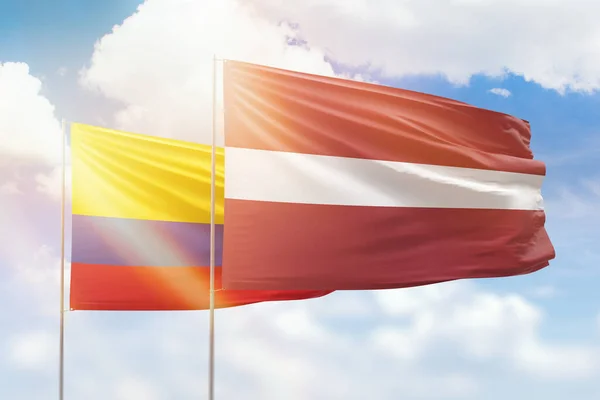 Солнечное Голубое Небо Флаги Латвии Колумбии — стоковое фото