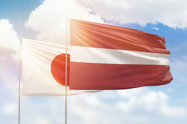 Сонячне Блакитне Небо Прапори Латвії Японії — стокове фото