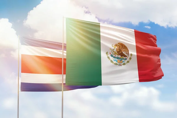 Γαλάζιος Ουρανός Και Σημαίες Του Μεξικού Και Της Κόστα Ρίκα — Φωτογραφία Αρχείου