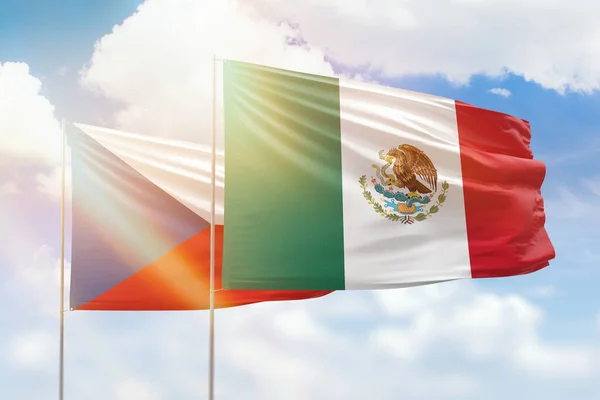 Ηλιόλουστο Γαλάζιο Του Ουρανού Και Σημαίες Του Μεξικού Και Της — Φωτογραφία Αρχείου