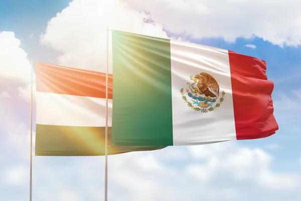 Γαλάζιος Ουρανός Και Σημαίες Του Μεξικού Και Της Ουγγαρίας — Φωτογραφία Αρχείου