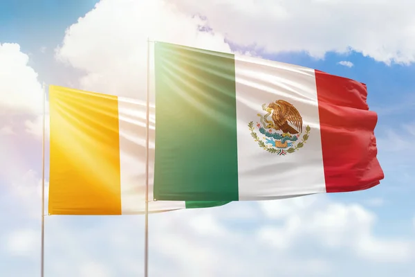 Γαλάζιος Ουρανός Και Σημαίες Του Μεξικού Και Της Ακτής Από — Φωτογραφία Αρχείου