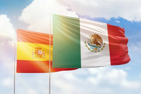 Γαλανός Ουρανός Και Σημαίες Του Μεξικού Και Της Ισπανίας — Φωτογραφία Αρχείου