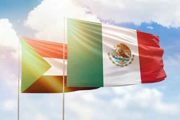 Γαλάζιος Ουρανός Και Σημαίες Του Μεξικού Και Του Σουδάν — Φωτογραφία Αρχείου