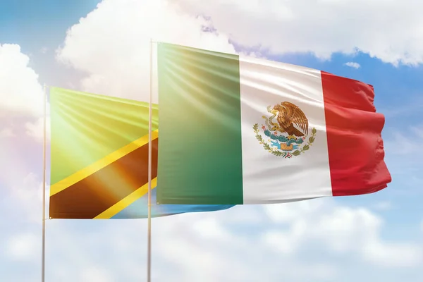 Γαλάζιος Ουρανός Και Σημαίες Του Μεξικού Και Της Τανζανίας — Φωτογραφία Αρχείου
