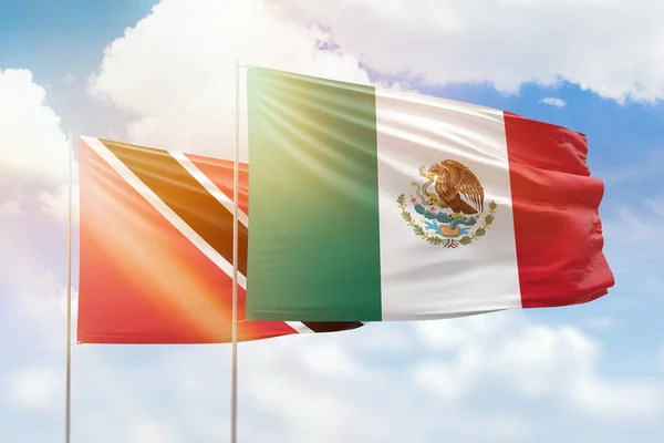 Ηλιόλουστο Γαλάζιο Του Ουρανού Και Σημαίες Του Μεξικού Και Trinidad — Φωτογραφία Αρχείου