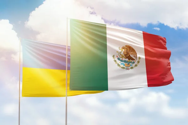 Γαλάζιος Ουρανός Και Σημαίες Του Μεξικού Και Της Ουκρανίας — Φωτογραφία Αρχείου