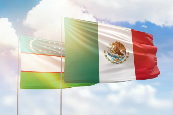 Ηλιόλουστο Γαλάζιο Του Ουρανού Και Σημαίες Του Μεξικού Και Του — Φωτογραφία Αρχείου