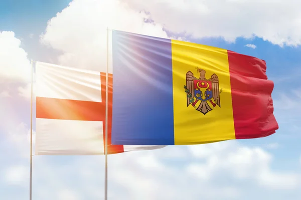 Сонячне Блакитне Небо Прапори Молдови Англії — стокове фото