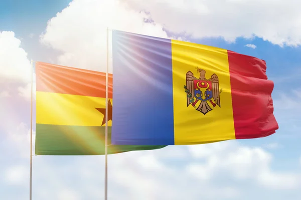 Ηλιόλουστο Γαλάζιο Του Ουρανού Και Σημαίες Της Moldova Και Ghana — Φωτογραφία Αρχείου
