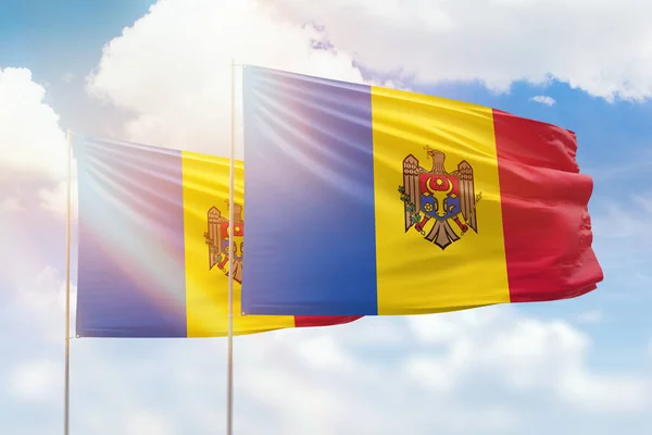 Ηλιόλουστο Γαλάζιο Του Ουρανού Και Σημαίες Της Moldova Και Moldova — Φωτογραφία Αρχείου
