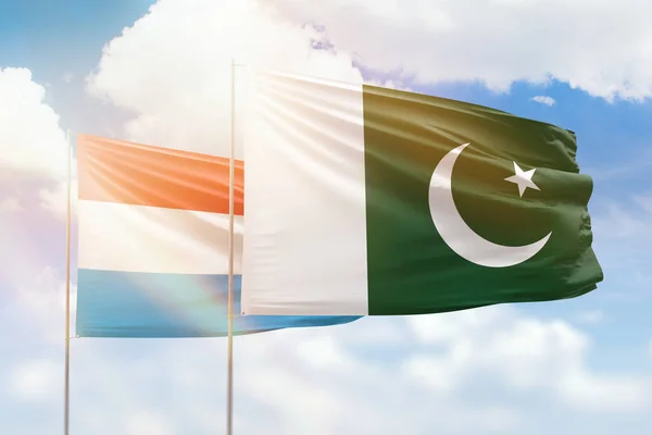 Солнечное Голубое Небо Флаги Пакистана Луксембурга — стоковое фото