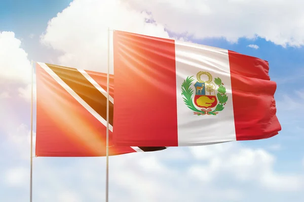 Ηλιόλουστο Γαλάζιο Του Ουρανού Και Σημαίες Του Περού Και Trinidad — Φωτογραφία Αρχείου