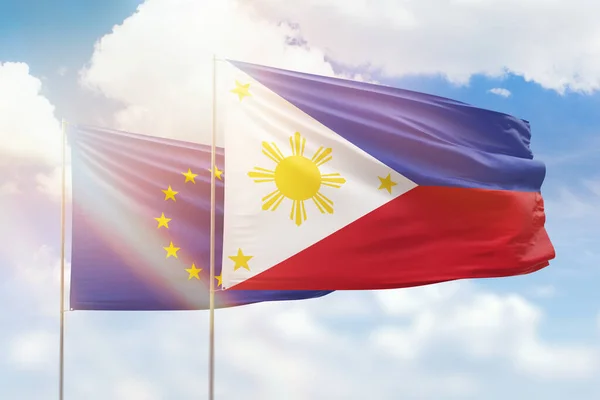 Солнечно Голубое Небо Флаги Филиппин Европейского Союза — стоковое фото