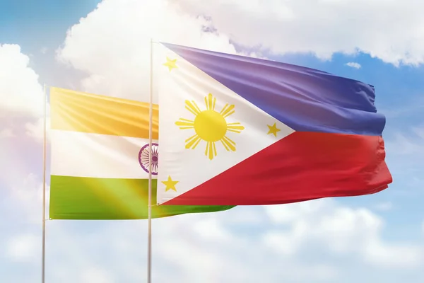 Γαλάζιος Ουρανός Και Σημαίες Των Φιλιππίνων Και Της Ινδίας — Φωτογραφία Αρχείου