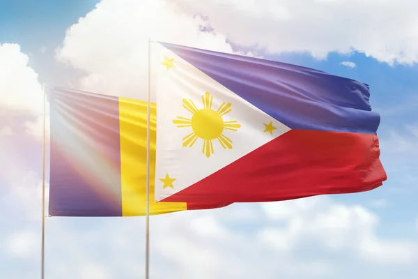 Солнечное Голубое Небо Флаги Филиппин Румынии — стоковое фото