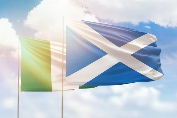 Солнечное Голубое Небо Флаги Шотландии Нигерии — стоковое фото
