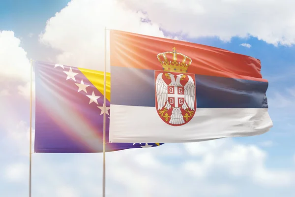 Солнечное Голубое Небо Флаги Сербии Боснии — стоковое фото