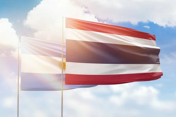 Γαλάζιος Ουρανός Και Σημαίες Της Ταϊλάνδης Και Της Αργεντινής — Φωτογραφία Αρχείου