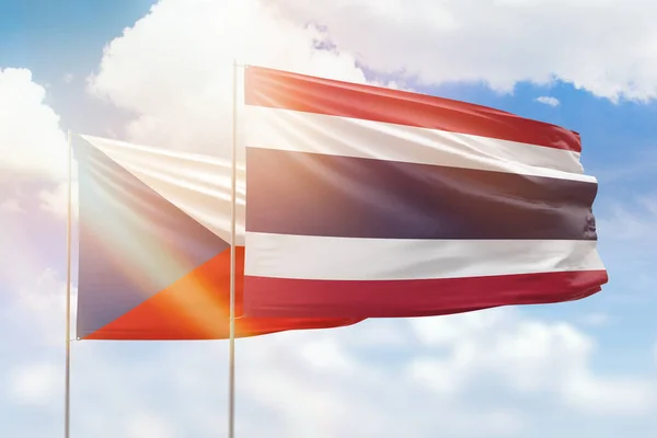 Ηλιόλουστο Γαλάζιο Του Ουρανού Και Σημαίες Της Ταϊλάνδης Και Της — Φωτογραφία Αρχείου