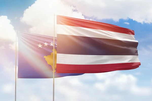 Γαλάζιος Ουρανός Και Σημαίες Της Ταϊλάνδης Και Του Κοσόβου — Φωτογραφία Αρχείου