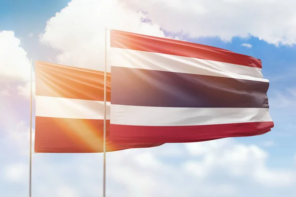 Ηλιόλουστο Γαλάζιο Του Ουρανού Και Σημαίες Της Ταϊλάνδης Και Της — Φωτογραφία Αρχείου