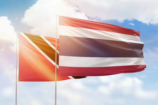 Ηλιόλουστο Γαλάζιο Του Ουρανού Και Σημαίες Της Ταϊλάνδης Και Trinidad — Φωτογραφία Αρχείου