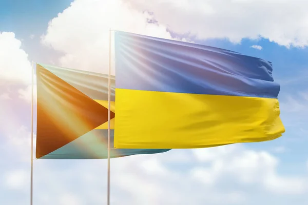 Сонячне Блакитне Небо Прапори України Багамських Островів — стокове фото
