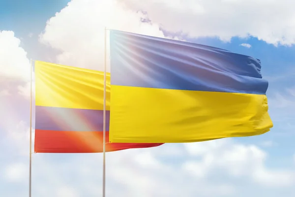 Сонячне Блакитне Небо Прапори України Колумбії — стокове фото
