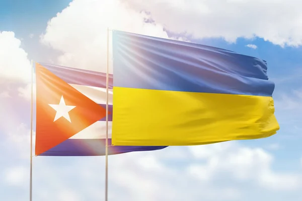 Γαλάζιος Ουρανός Και Σημαίες Της Ουκρανίας Και Της Κούβας — Φωτογραφία Αρχείου