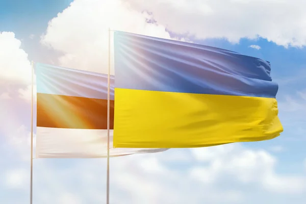 Солнечное Голубое Небо Флаги Украины Эстонии — стоковое фото