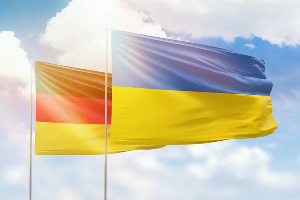 Сонячне Блакитне Небо Прапори України Німеччини — стокове фото