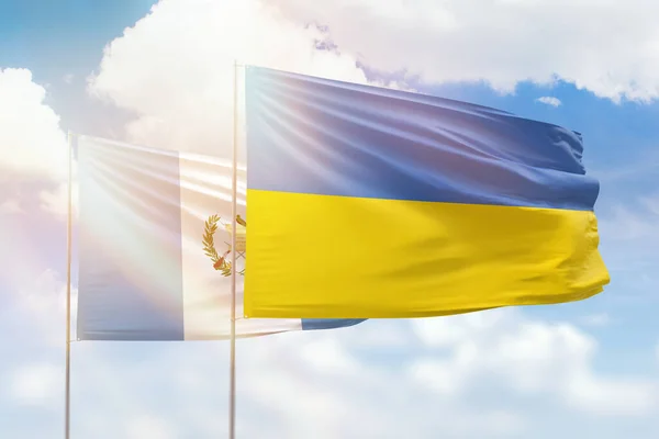 Сонячне Блакитне Небо Прапори України Гватемали — стокове фото