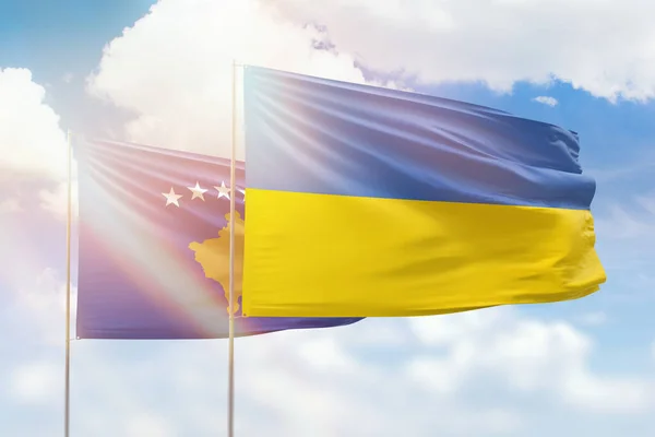 Сонячне Блакитне Небо Прапорами України Косово — стокове фото
