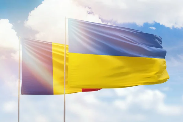 Сонячне Блакитне Небо Прапори України Румунії — стокове фото
