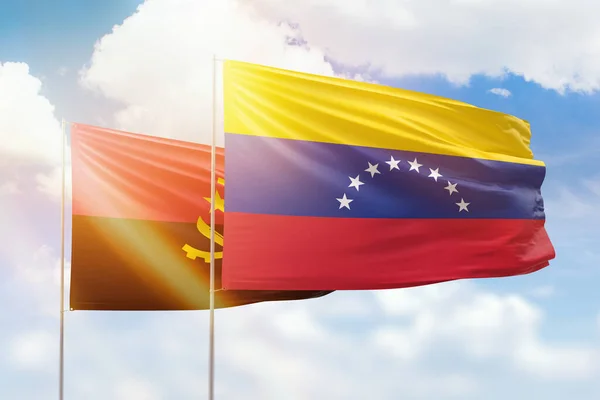 Γαλάζιος Ουρανός Και Σημαίες Της Venezuela Και Της Angola — Φωτογραφία Αρχείου