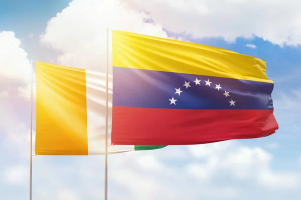 Γαλάζιος Ουρανός Και Σημαίες Της Venezuela Και Της Ακτής Από — Φωτογραφία Αρχείου