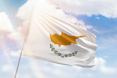 Güneşli mavi bir gökyüzü ve bayrak direği ile...