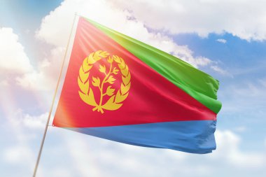 Güneşli mavi gökyüzü ve eritrea bayrağıyla bayrak direği