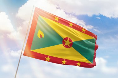 Güneşli mavi gökyüzü ve el bombası bayrağıyla bayrak direği