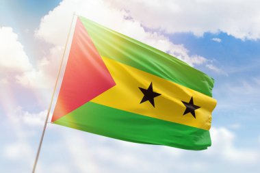 Güneşli mavi gökyüzü ve sao tome ve Principe bayrağıyla bayrak direği
