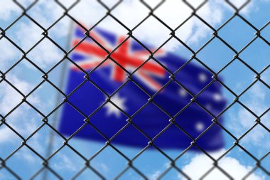 Mavi gökyüzünün arka planında çelik bir ağ ve Avustralya bayrağıyla bir bayrak direği.