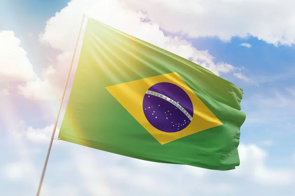 Солнечно Голубое Небо Флагшток Флагом Бразилии — стоковое фото
