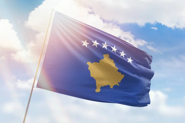 阳光灿烂的蓝天 旗杆上挂着科索沃的旗帜 — 图库照片