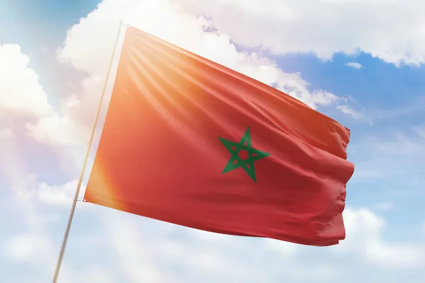 Ηλιόλουστο Γαλάζιο Του Ουρανού Και Μια Σημαία Σημαία Του Μαρόκου — Φωτογραφία Αρχείου