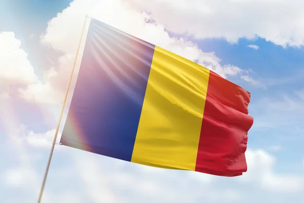 Sonnenblauer Himmel Und Ein Fahnenmast Mit Der Flagge Rumäniens — Stockfoto